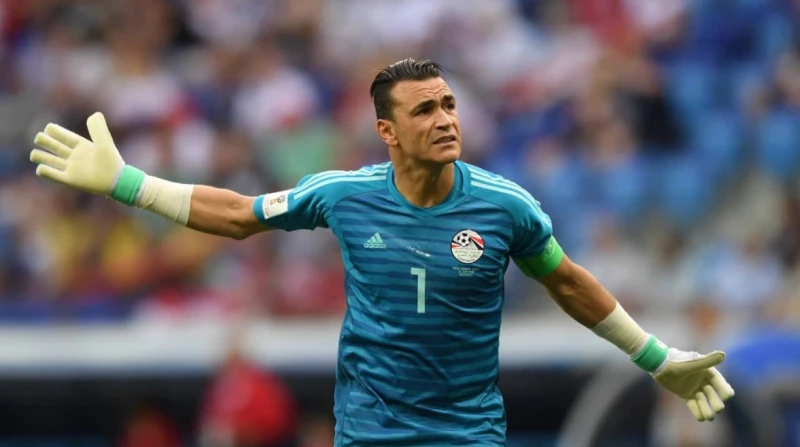 الحضري.. حارس ألقاب الأهلي الذي هرب إلى سويسرا من أجل سراب يعد عصام الحضري أحد أبرز حراس المرمى في تاريخ كرة القدم المصرية والعربية، حيث سطر اسمه بحروف من ذهب عبر مسيرة حافلة بالإن