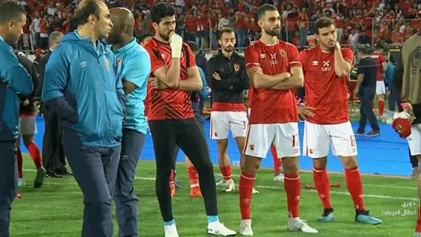 اعتراف ناري.. قرار لاعبي الأهلي بعد إعلان الانسحاب من القمة امام الزمالك ماذا دار في غرفة الملابس بعد قرار الخطيب؟ كواليس سرية تنشر لاول مرة الأهلي .. الزمالك .. مباراة القمة .. أك