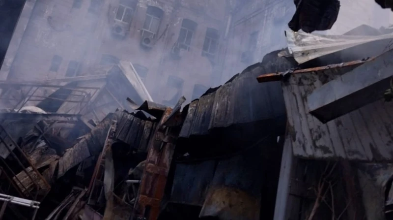 قنبلة تلفيات تضرب المعامل المركزية بوزارة الصحة في وسط البلد (صور) في مشهد مؤلم، تعرضت المعامل المركزية بوزارة الصحة في وسط البلد إلى حريق هائل أسفر عن أضرار جسيمة في المبنى. عدسة 