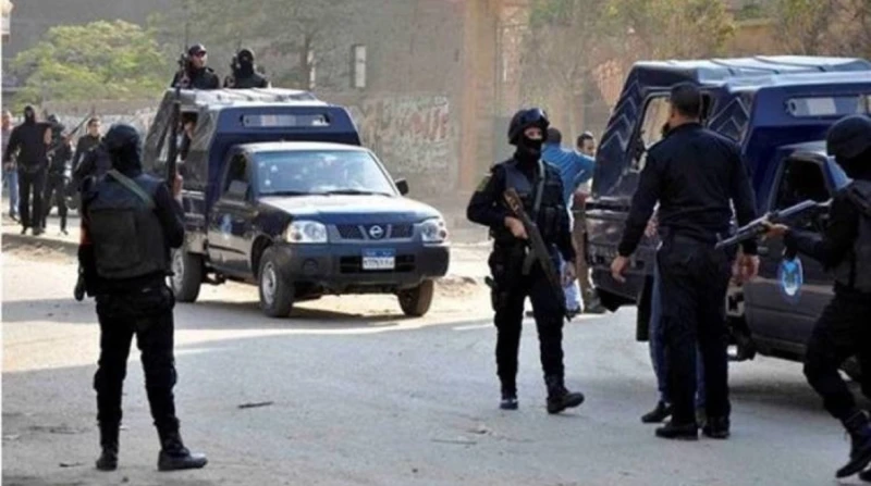 مقتل عنصر إجرامي شديد الخطورة في تبادل نيران مع الشرطة بالمنوفية لقي عنصر إجرامي شديد الخطورة مصرعه بعد تبادل إطلاق نار مع قوات الشرطة في محافظة المنوفية.هارب من أحكام قضائيةتمكن ق