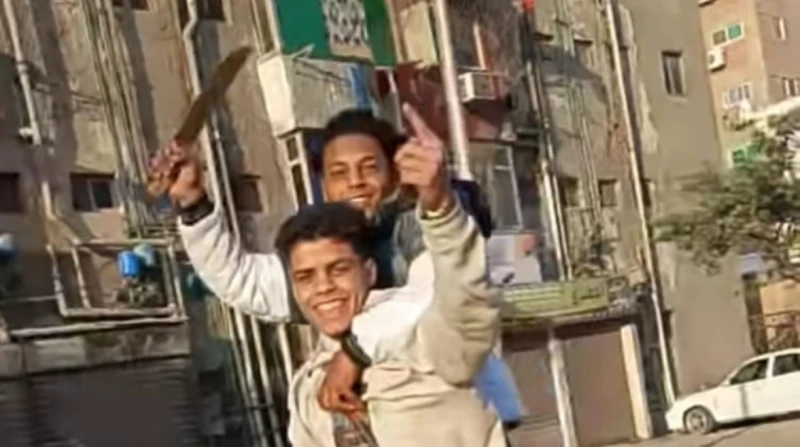 أمن القاهرة يلاحق شابين استعرضا بسلاح أبيض على دراجة نارية في عين شمس تكثف أجهزة الأمن بمديرية أمن القاهرة جهودها للقبض على شابين ظهرا في مقطع فيديو متداول على مواقع التواصل الاجتم