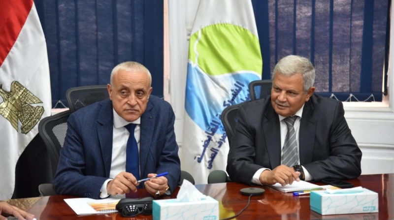 دراسة تنفيذ خطوط طرد بديلة من محطتي الرفع الرئيسيتين بالأقصر عقد المهندس عبد المطلب عمارة محافظ الأقصر، اجتماعا عاجلا مع المهندس ممدوح رسلان، رئيس مجلس إدارة الشركة القابضة لمياه ا