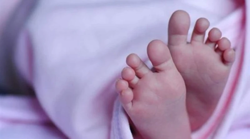 ماء ساخن ينهي حياة رضيع في كرداسة تلقى مدير المباحث الجنائية بالجيزة اللواء هاني شعراوي، إخطارا من رئيس مباحث كرداسة المقدم محمد سعودي، يفيد بمصرع رضيع أثناء لهوه داخل شقته. وعلى ا