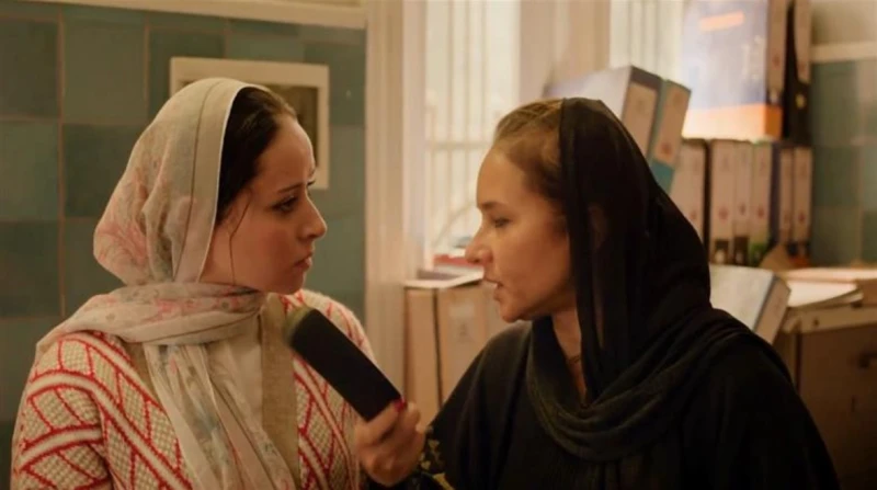 ملخص إخواتي الحلقة 12.. تمثيل جريمة ومأزق الدولارات شهدت الحلقة 12 من مسلسل إخواتي، العديد من الأحداث المثيرة، التي غيرت مجريات حياة الشقيقات الأربع، نيللي كريم روبي وكنده علوش وجي