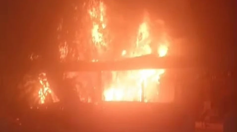 بجهود 5 سيارات إطفاء.. السيطرة على حريق مطعم شهير بثكنات المعادي تمكن رجال الحماية المدنية من السيطرة على حريق نشب في مطعم شهير بشارع 9 بمنطقة ثكنات المعادي دون وقوع إصابات. السيطر