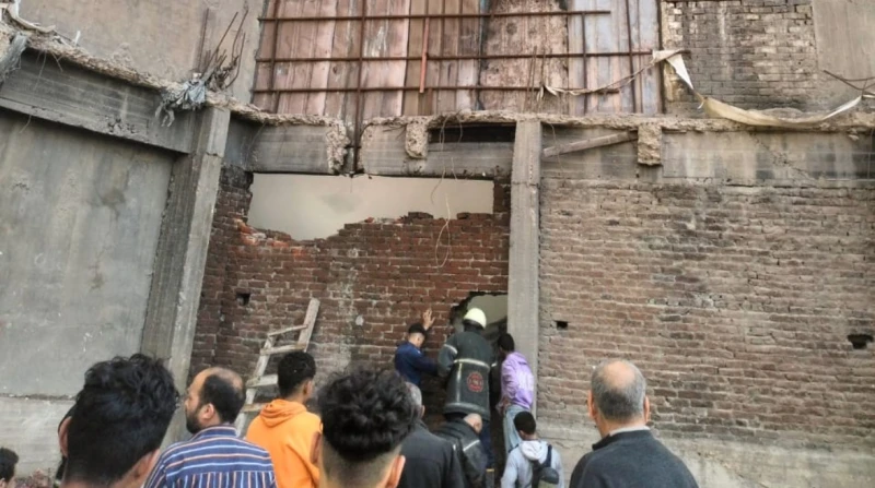 قوات الإنقاذ تهدم حوائط المخزن المشتعل في رمسيس لمحاصرة النيران قام رجال الحماية المدنية بالقاهرة بهدم أجزاء من حوائط مخزن المستلزمات الطبية المشتعل بجوار هيئة البريد بمنطقة رمسيس 