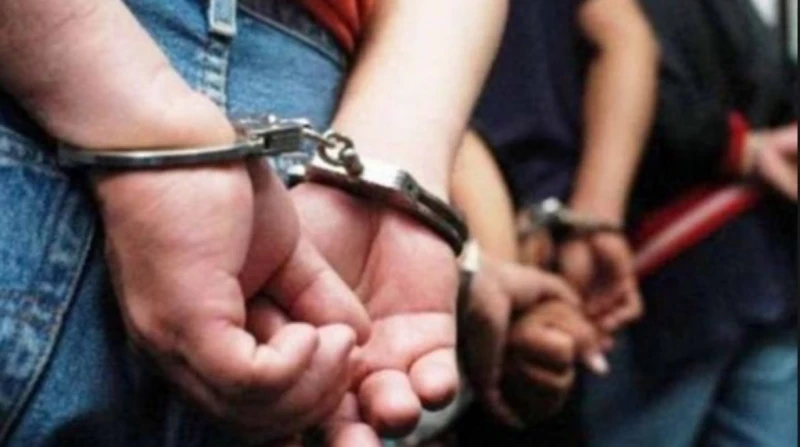 سقوط 4 عاطلين بحوزتهم 100 ألف قرص مخدر وآيس في بولاق الدكرور ألقت مباحث بولاق الدكرور، بإشراف العميد عمرو حجازي، رئيس قطاع الغرب، القبض على 4 عاطلين، بحوزتهم كمية مواد مخدرة، وتحرر