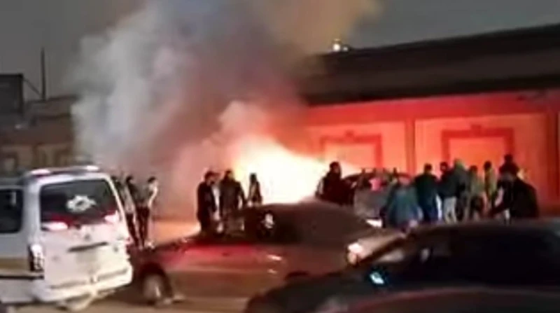 حريق يلتهم سيارة تاكسي في جسر السويس بالقاهرة (صور) تعرضت سيارة أجرة تاكسي، الخميس، للاحتراق بشكل كامل في شارع جسر السويس بالقاهرة، وتمكنت قوات