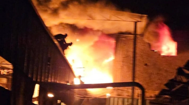 اندلاع حريق هائل داخل مصنع بلاستيك بالمحلة (صور) شب حريق هائل داخل مصنع بلاستيك، بقرية محلة حسن التابعة لمركز ومدينة المحلة الكبرى بمحافظة الغربية،