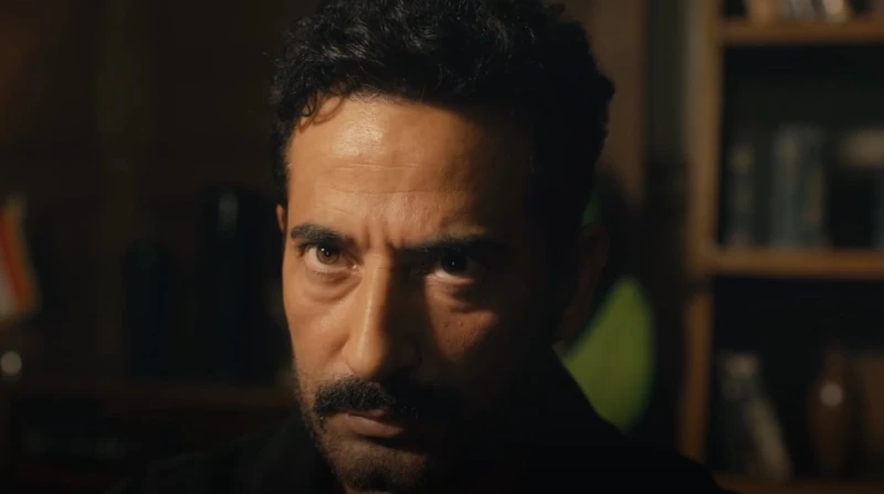 ملخص سيد الناس الحلقة 19.. الإفراج عن جارحي شهدت أحداث الحلقة 18 من مسلسل سيد الناس، تزايد التوترات داخل عائلة جارحي (عمرو سعد)، فضلا عن كشف بعض