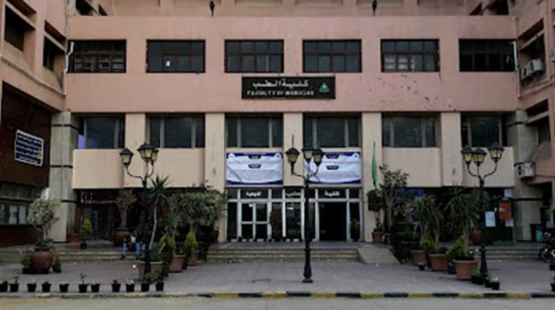 أول إجراء من جامعة المنوفية بعد وفاة طالبة بسبب صعوبة الامتحان (خاص) كشف مصدر مسؤول بجامعة المنوفية أنه قد صدر قرار بوقف رئيس قسم وثلاثة أعضاء هيئة تدريس بكلية الطب عن العمل، وذلك 