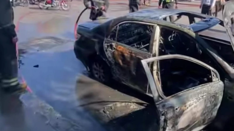 تفحم سيارة أعلى الدائري بسبب تسرب الغاز ونجاة صاحبها اندلعت نيران ضخمة في سيارة ملاكي على الطريق الدائري بالقاهرة، نتيجة تسرب الغاز، مما أدى إلى تفحم السيارة بالكامل. تفاصيل البلاغ