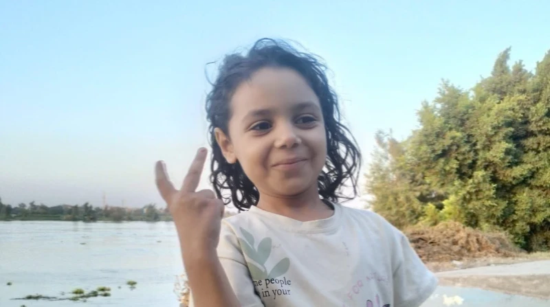 حبس المتهمة بإنهاء حياة الطفلة مكة 18 سنة مع الشغل قضت محكمة ونيابة طفل الجيزة، اليوم، بحبس المتهمة بقتل الطفلة مكة وتقطيع جثتها في قرية أتريس التابعة لمركز منشأة القناطر، 18 سنة م