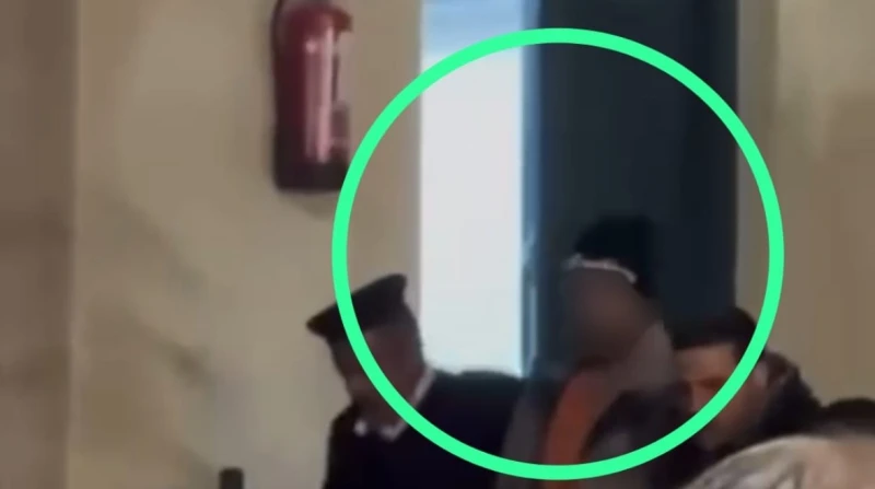 بسبب خلاف على فتاة.. تفاصيل مشاجرة داخل أحد أشهر أندية مصر كشفت التحريات الأمنية بالقاهرة تفاصيل مشاجرة وقعت في أحد أشهر الأندية، حيث اعتدى أحد الأعضاء على شخص آخر داخل دورة المياه