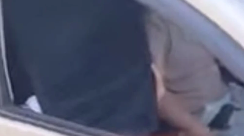 الداخلية تفحص فيديو شاب وفتاة داخل سيارة بدمياط تباشر الأجهزة الأمنية بوزارة الداخلية التحقيق في مقطع فيديو متداول، يظهر فيه شاب وفتاة داخل سيارة ملاكي، أثناء قيامهما بأفعال مخلة ب
