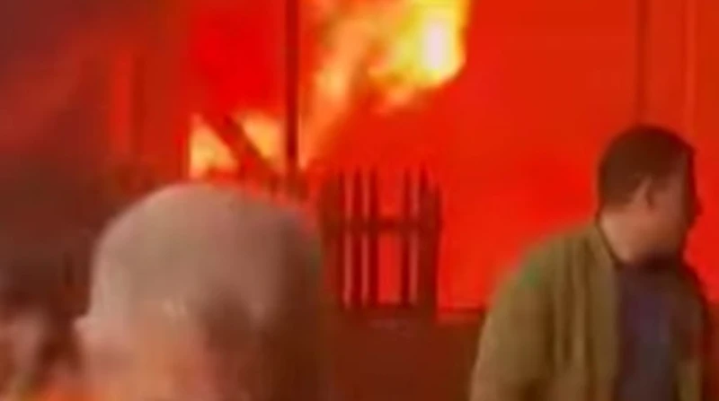 السيطرة على حريق في محل مفروشات بحلوان تمكنت قوات الحماية المدنية، بالقاهرة، من السيطرة على حريق بمحل مفروشات، بالقرب من مستودع أنابيب، في منطقة