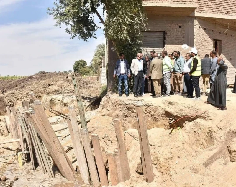 محافظ الأقصر يشكل لجنة لصرف تعويضات لأصحاب الزراعات والمنزل المتضرر بالحبيل الاقصر علاء النواصري قام المهندس عبد المطلب عماره، محافظ الأقصر، بجولة في