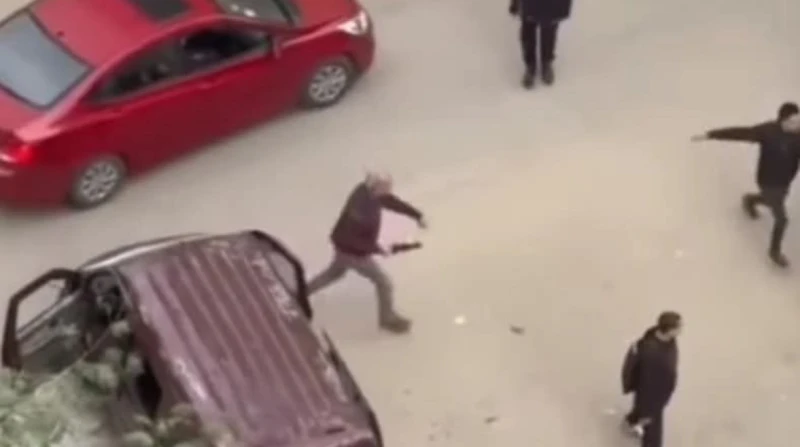 القبض على شخص وزوجته بتهمة الاعتداء على سائق سيارة مدارس تمكنت الأجهزة الأمنية بمديرية أمن الجيزة من القبض على شخص وزوجته تعديا على سائق سيارة مدارس وحطما سيارته بعد إنزال التلاميذ