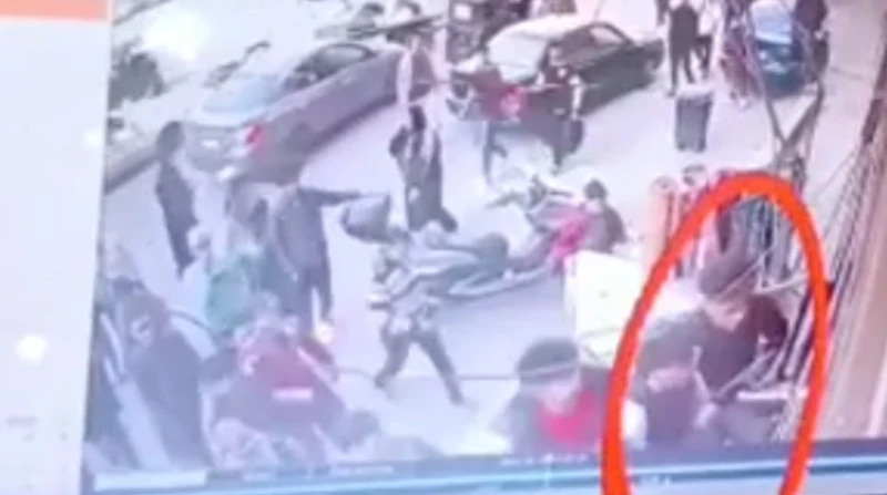 اعتداء جماعي على فتاة ووالدها في أبو النمرس.. والجهات الأمنية تحقق تعرضت فتاة تدعى نور ووالدها لاعتداء جماعي من قبل أكثر من عشرين شابا، هاجموهما