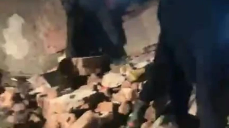 وفاة وإصابة 11 شخصا في انهيار منزل مكون من 3 طوابق بأسيوط (فيديو وصور) شهدت قرية النخيلة التابعة لمركز أبوتيج بمحافظة أسيوط، فجر اليوم الجمعة، انهيار منزل مكون من 3 طوابق، مما أدى