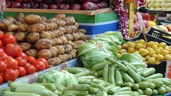 تحركات غير متوقعة في أسعار الخضروات والفواكه سوق العبور يكشف التفاصيل - كم وصل سعر كيلو الطماطم اليوم؟ تعرف على الأسعار قبل الشراء شهدت أسعار