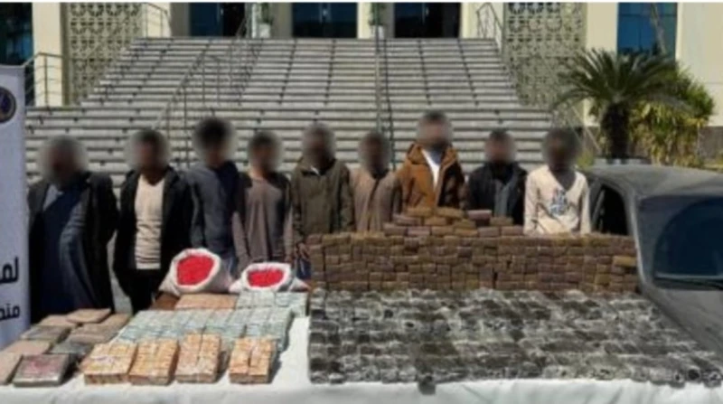 قبل العيد.. إحباط محاولة جلب مخدرات ب75 مليون جنيه ضبطت الأجهزة الأمنية بوزارة الداخلية، عناصر إجرامية شديدة الخطورة من المتهمين بجلب المواد المخدرة بنطاق محافظة الإسماعيلية، وبحوز
