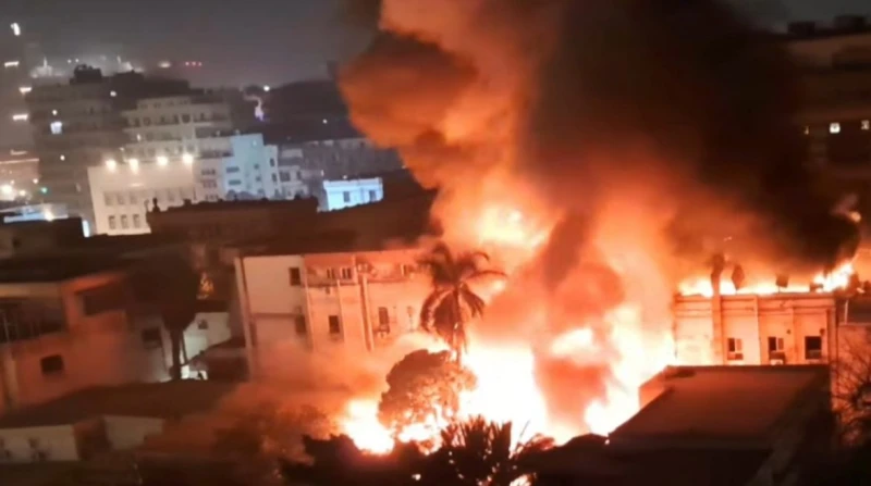 المعمل الجنائي يعاين موقع حريق المعامل المركزية لوزارة الصحة يواصل فريق من خبراء المعمل الجنائي معاينة موقع الحريق الذي اندلع في مبنى المعامل المركزية التابعة لوزارة الصحة والسكان 