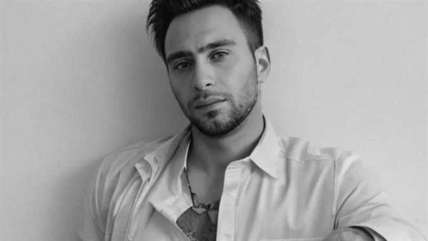 فارق السن بينهما رهيب!!.. هل يقصد أن يثير الجدل ويكيد شيرين؟.. حسام حبيب ينشر صورة مثيرة لجدل برفقة خطيبته عارضة الأزياء الأردنية بعد أن ترددت أخبار