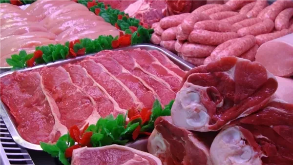 كيلو اللحمة وصل لكام بعد ارتفاع سعر البنزين....ننشر أسعار اللحوم اليوم السبت ١٢ أبريل بمحلات الجزارة والمنافذ الحكومية ارتفعت أسعار اللحوم في الأسواق بشكل ملحوظ؛ بحسب تقرير نشرته ب