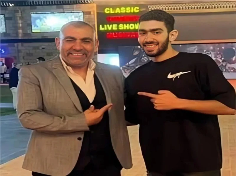 أسرة ضحية دهس نجل الفنان محسن منصور تتنازل عن حقها المدنى كشفت تحقيقات النيابة العامة بالجيزة عن أن نجل الفنان محمد منصور كان يقود سيارة ملاكي حين اصطدم بعامل كان في طريقه للخروج م