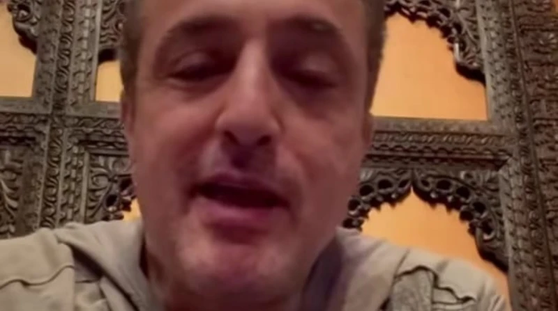 مش هعرف أهينك.. شريف مدكور يرد على صاحبة خبر وفاته أعرب الاعلامي شريف مدكور عن استيائه من تداول شائعة وفاته عبر العديد من منصات التواصل الاجتماعي، بسبب مقطع فيديو نشرته سيدة عبر حس