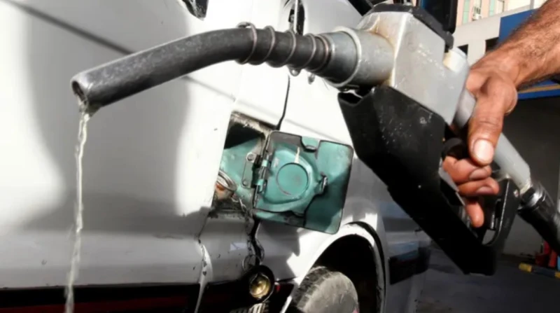 بعد زيادة البنزين.. توجيهات بتكثيف الرقابة على محطات الوقود ومواقف السرفيس أصدرت الحكومة توجيهات عاجلة إلى الجهات المعنية في المحافظات برفع درجة الاستعداد القصوى، وذلك عقب إعلان زي