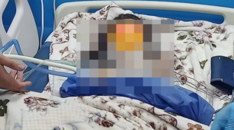 بين الحياة والموت.. العثور على فتاة تنزف في المقابر بالقناطر الخيرية عثرت الأجهزة الأمنية بمديرية أمن القليوبية، على فتاة تنزف في المقابر بمنطقة القناطر الخيرية، وعلى رقبتها آثار م