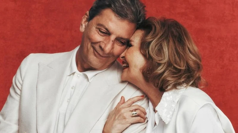 بالأبيض.. يسرا وزوجها خالد سليم يحتفلان بمرور 25 عاما على زواجهما انتشرت خلال الساعات الماضية العديد من الصور عبر مواقع التواصل الاجتماعي للفنانة يسرا وزوجها خالد سليم نجل رئيس الن