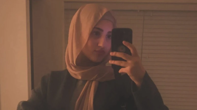 خدوجة والحجاب.. هل تبدأ حلا شيحة فصلا جديدا مع ابنتها؟ تعد الفنانة حلا شيحة من الشخصيات الفنية التي أثارت جدلا واسعا بسبب تقلباتها بين الاعتزال