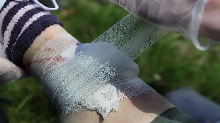 طالب يغري زملاءه بالمال لجرح أنفسهم بشفرات.. هل يعود الحوت الأزرق من جديد؟ أصيب أكثر من 40 تلميذا في مدرسة ابتدائية بقرية موتا مونجيياسار بولاية جوجارات الهندية بجروح بعد أن أقدموا