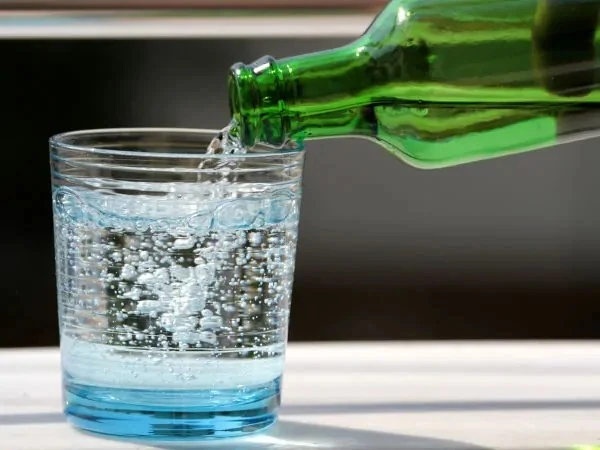 تأثير المشروبات الغازية على طبقة المينا وكيفية تجنب التآكل تعد المشروبات الغازية والعصائر الحمضية من أكثر الأسباب شيوعا لتسوس الأسنان وتآكل طبقة المينا، وعلى الرغم من أنها قد تكون 