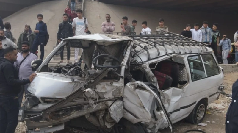 وفيات في سقوط ميكروباص من أعلى الطريق الدائري ببشتيل لقى شخصان، مصرعهما وأصيب 7 آخرين بكسور وكدمات وسحجات متفرقة بالجسد، في انقلاب سيارة ميكروباص من أعلى الطريق الدائري بالقرب من ن