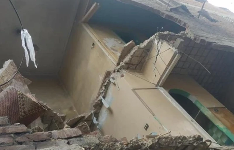 مصرع طفلة وإصابة سيدة إثر انهيار جزئي بعقار في أبو النمرس لقيت طفلة مصرعها وأصيبت سيدة إثر انهيار جزئي فى عقار سكني بمنطقة أبو النمرس جنوب محافظة