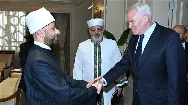 لقاء دولي في وزارة الأوقاف للتأكيد على العدالة وحقوق الشعوب عقد لقاء مهم بمقر وزارة الأوقاف بالعاصمة الإدارية الجديدة، جمع الدكتور أسامة الأزهري، وزير الأوقاف، بوفد رفيع المستوى من