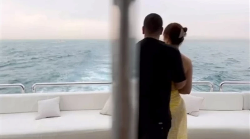 نسرين طافش في أجواء رومانسية مع زوجها بالجونة (صور) لا تزال الفنانة نسرين طافش تخفي وجه زوجها رجل الأعمال المصري أحمد جوهر رغم كشف هويته في الآونة الأخيرة.وشاركت نسرين طافش عبر حسا