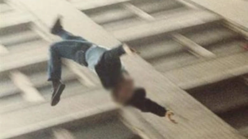 سقوط مميت.. لغز يحيط بوفاة شاب في منطقة أوسيم لفظ شاب أنفاسه الأخيرة، إثر سقوطه من الطابق الرابع وسط ظروف غامضة، في منطقة أوسيم التابعة لمحافظة