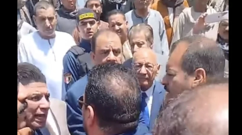 اوعى يا بابا.. القصة الكاملة لمشاجرة نائب محافظ سوهاج والسكرتير العام يلا يا بابا من هنا.. بهذه الكلمات شهد افتتاح أحد المساجد الجديدة بمركز الكوامل التابع لمحافظة سوهاج، اليوم الج