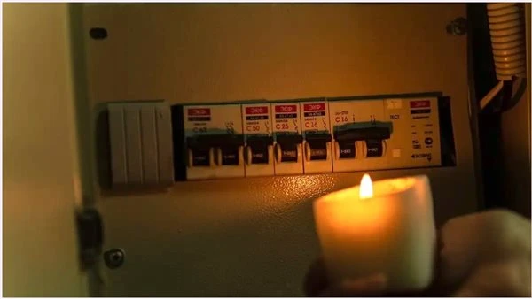 فصل النور 5 ساعات.. انقطاع التيار الكهربائي غدا الأحد من 9 صباحا حتى 2 ظهرا بهذه المحافظة تعرف على المناطق المتأثرة بقطع الكهرباء أعلنت شركة الكهرباء