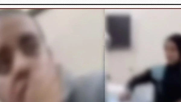 صورته وهي بتصفعه على وشه.. تفاصيل اعت داء فتاة على طبيب الجيزة في عيادته.. عايزة تتجوزني بالعافية هو فيديو، يحمل عنوان الاع تداء على طبيب الجيزة، حيث