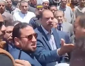 بالفيديو.. افاق عربية ينشر تفاصيل جديدة بشأن خناقة سكرتير عام سوهاج مع نائب المحافظ.. حاول التعدي عليه نشبت مشادة كلامية بين اللواء علاء عبد الجابر، سكرتير عام محافظة سوهاج، والدكت