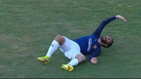 الحالة خط يرة.. سيراميكا يوضح الحالة الصحية ل أحمد القندوسي بعد تدخل ع نيف من لاعب فاركو.. ادعوا له الحالة صع بة أكد سيراميكا في تصريحات له أن أحمد القندوسي لاعبه المميز، ولاعب منت