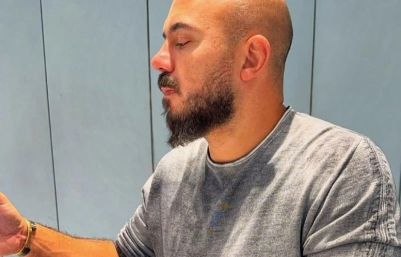 إطلالة غريبة ل محمود العسيلي تثير ضجة بين الجمهور (فيديو) تداول المتابعون، مقطع فيديو ظهر خلاله المطرب محمود العسيلي وهو يقدم إحدى أغنياته بحفل زفاف قام بإحيائه قبل أيام.وظهر محمود