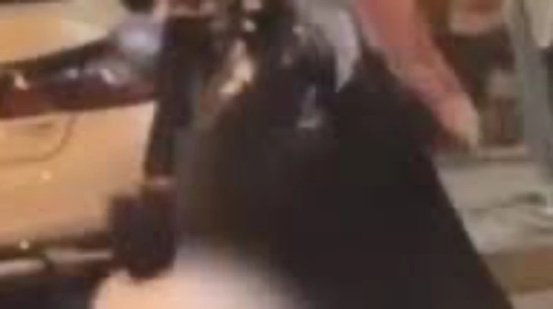 المطربة إيناس عز الدين عن سيدة التحرش: حد يمسكها يا جماعة علقت المطربة إيناس عز الدين على واقعة سيدة تتقرب من الشباب وتدعي تحرشهم بها ثم تعتدي عليهم.تعليق المطربة إيناس عز الدين وق