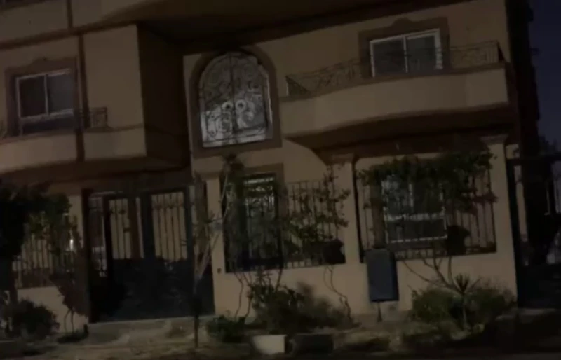 خلصت عليه بالساطور.. اعترافات المتهم بإنهاء حياة رجل أعمال بالتجمع أدلى المتهم بإنهاء حياة رجل أعمل داخل فيلته وتقطيع جثته ووضعها في الثلاجة بمنطقة